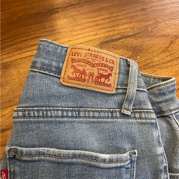 Levi Jeans- Medium Wash - Picture 6 of 6